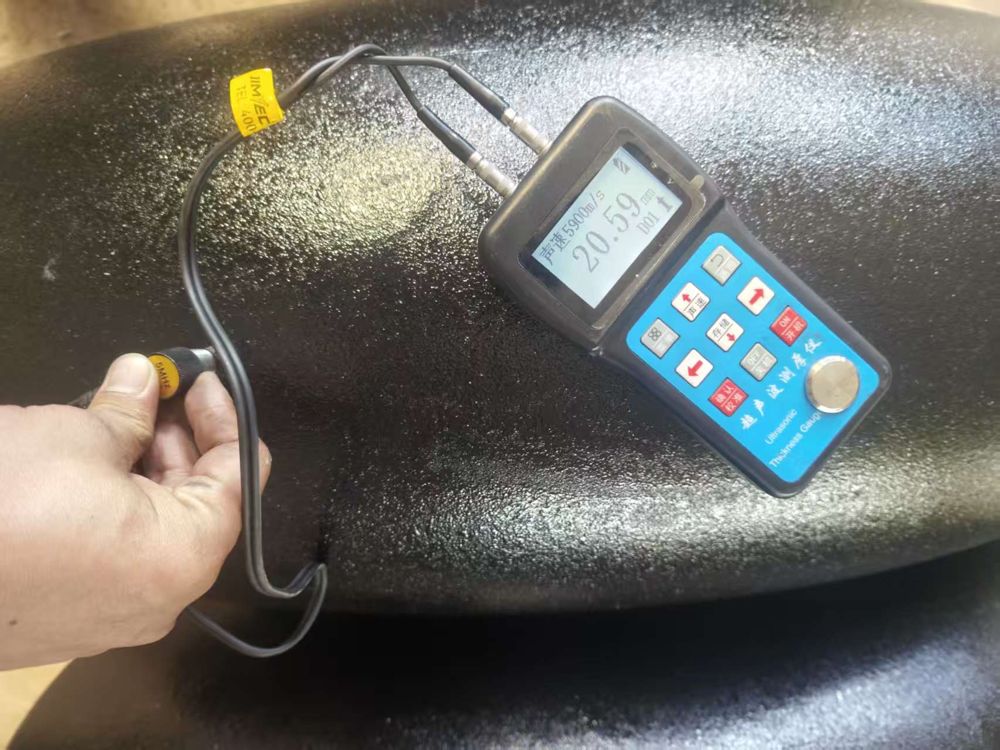 Ultrasonic wall thickness measurement on an elbow